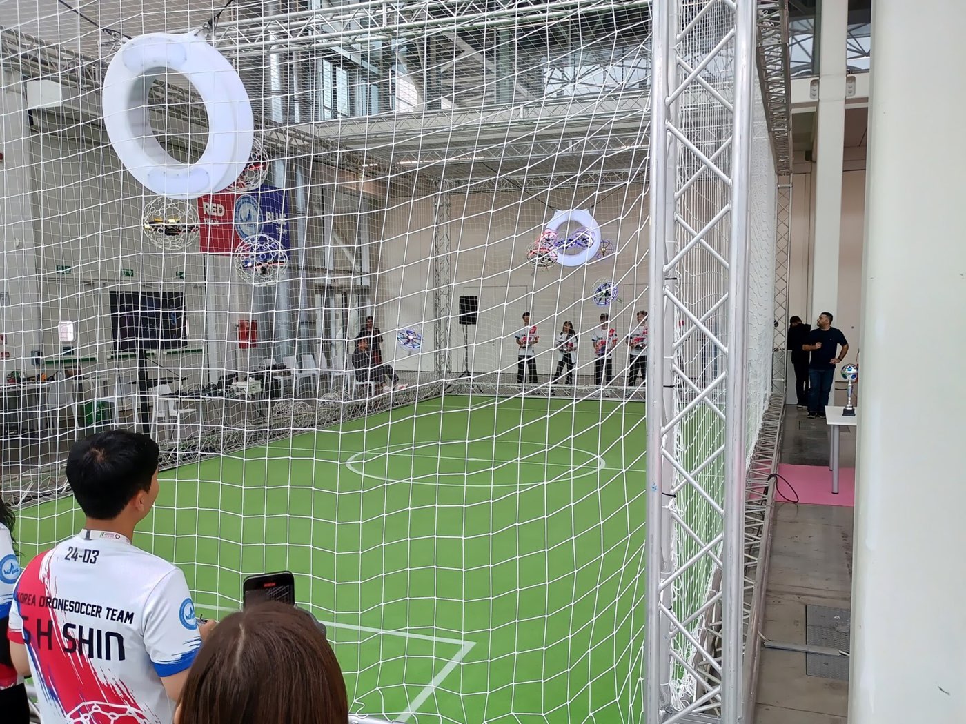 Match de drone soccer dans sa cage