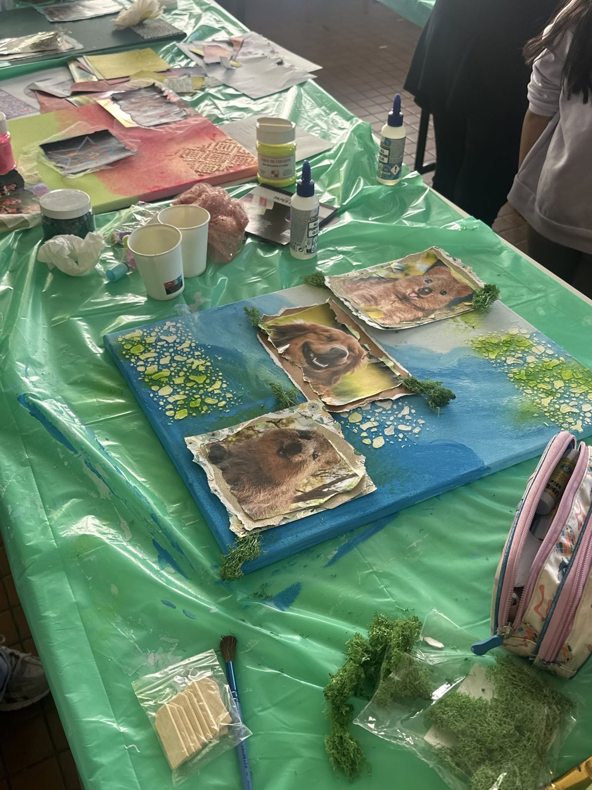 Tableaux et collages réalisés en atelier d'arts plastiques