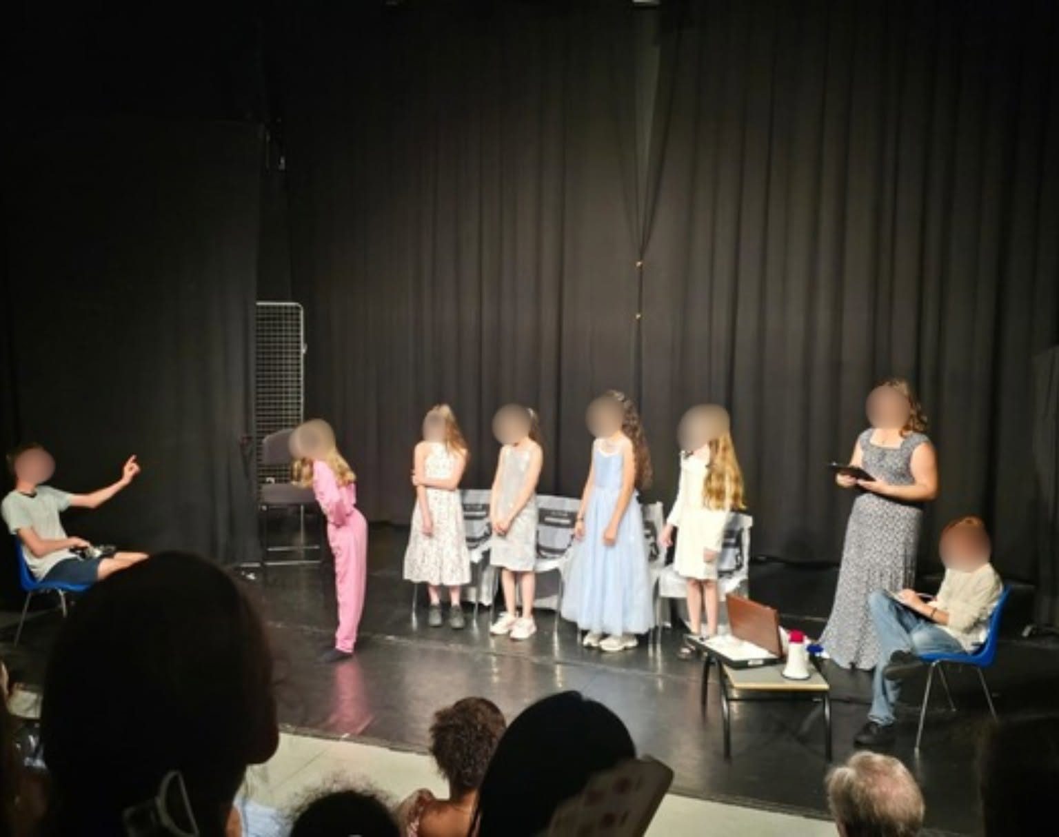 Des enfants sur scène lors d'un spectacle de fin d'année