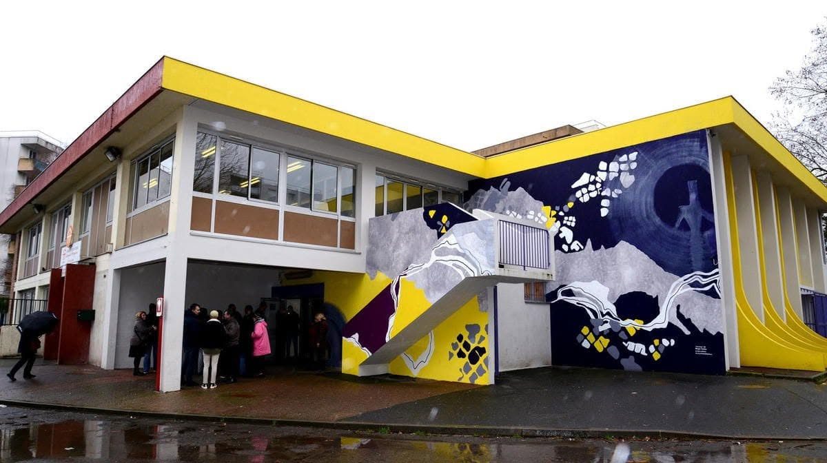 La façade de la Maison Pour Tous, avec sa fresque, chemin de la Couronne à Villeparisis