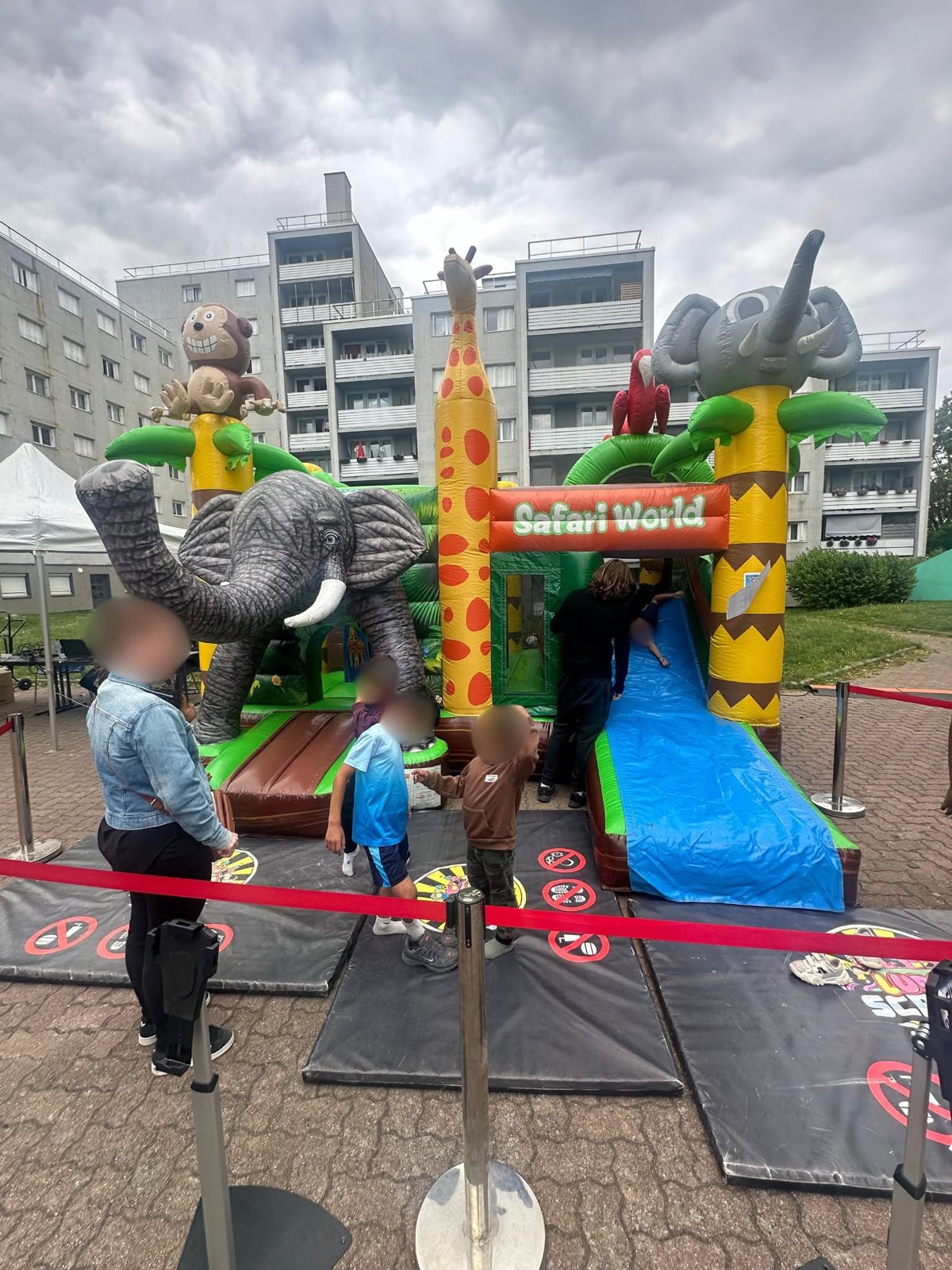 Une structure gonflable en forme de safari lors d'une fête de quartier
