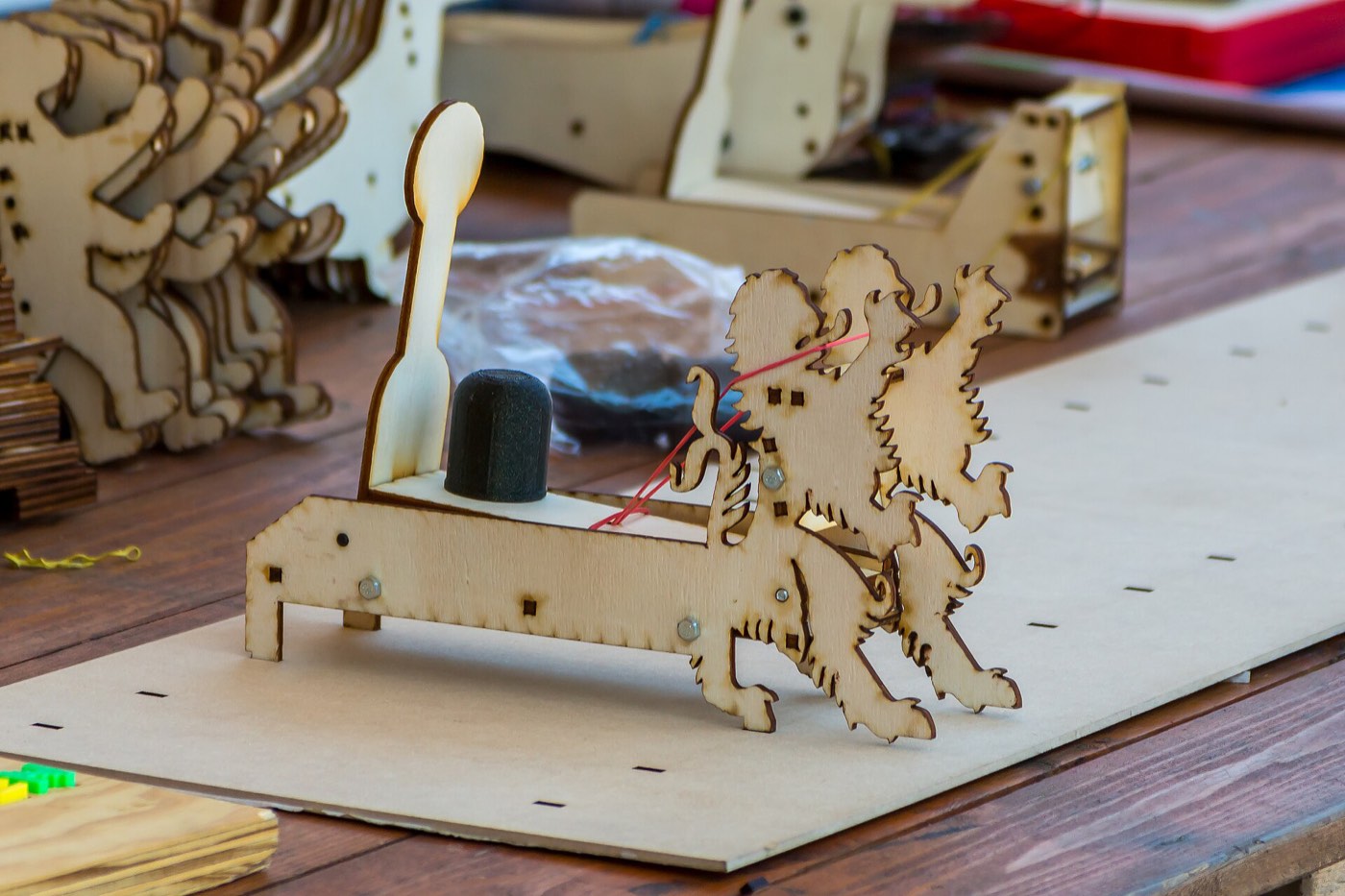 Catapulte en bois découpée au laser