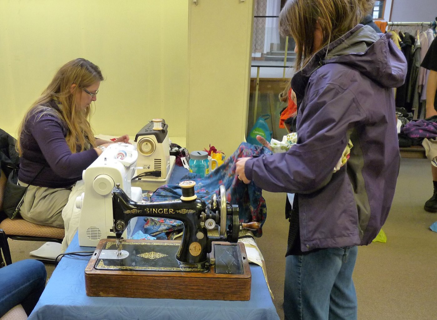 Réparation de vêtements à la machine à coudre lors d'un repair café