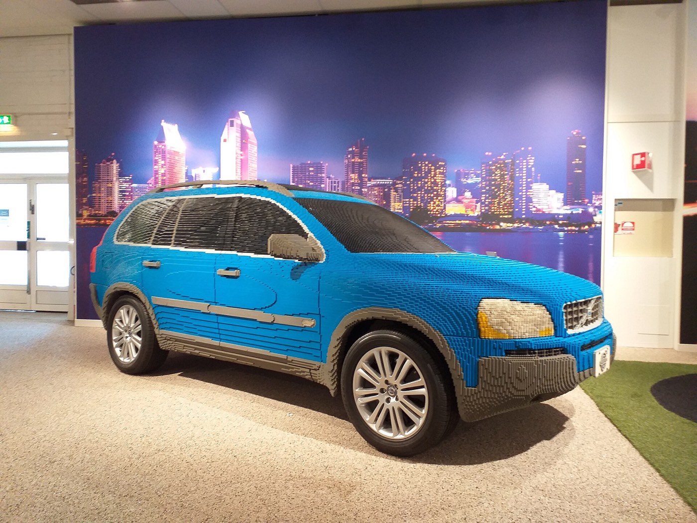 Une voiture grandeur nature construite en briques LEGO